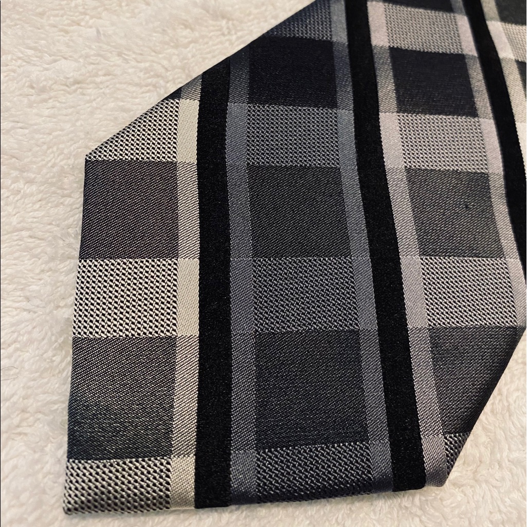 Brand New Stylish Tie By Perry Ellis Brand New Stylish Tie By Perry Ellis